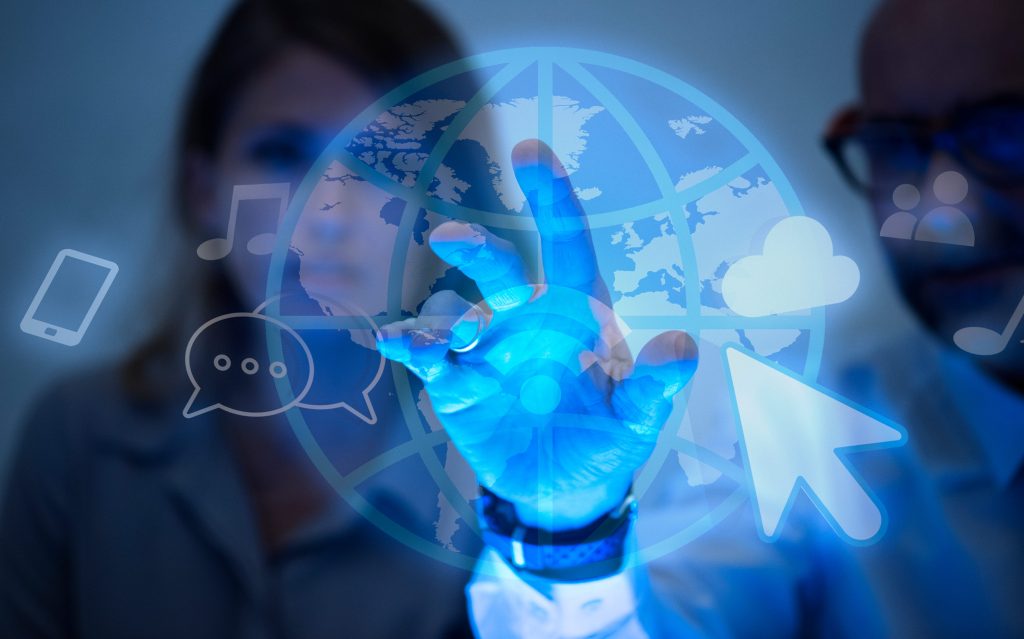 business-people-using-internet (1)